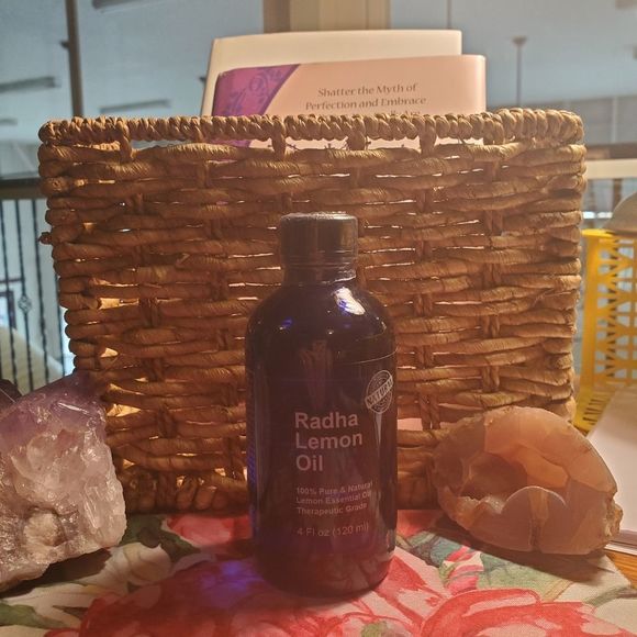 NWT Radha Beauty Lemon Essential Oil 4 oz Aromatherapy Skincare Household - Picture 5 of 13